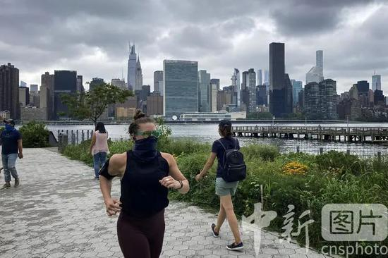  ▲（资料图）市民在纽约市皇后区东河河滨跑步。