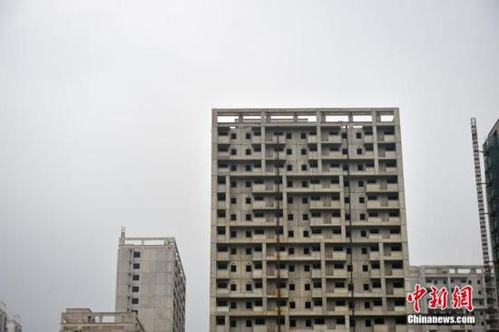 资料图：正在建设中的公租房项目。