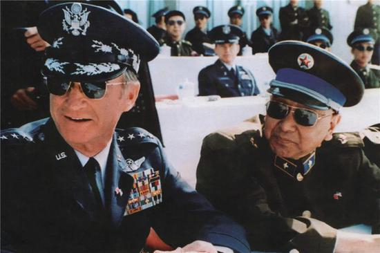 　1985年10月，王海陪同来访的加布里埃上将观看飞行表演