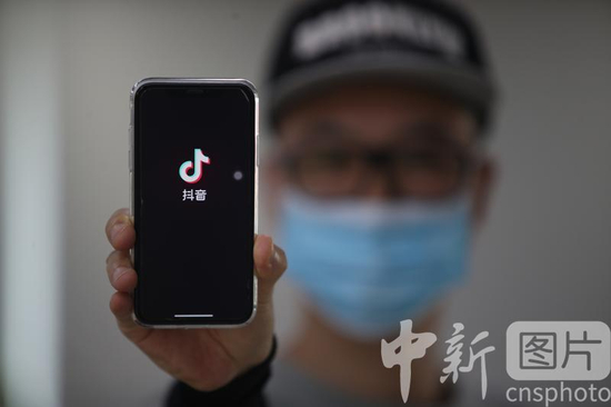 △8月3日，北京市西城区，一位市民展示其手机上的“抖音”软件。中新社记者 蒋启明 摄