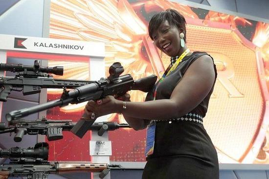 图说：一名非洲国家的代表在峰会外场查看俄罗斯武器