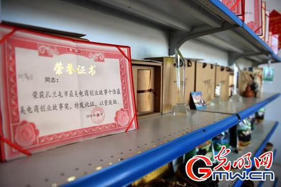 张大妈的儿子将黑木耳搬上互联网，远销到大江南北，被评为扎兰屯最美电商创业典型。光明网记者 潘迪摄