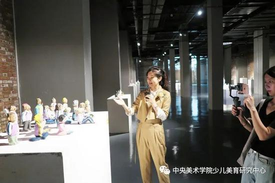 总策展人郑勤砚直播现场，通过网络直播让更多人关注大展盛事