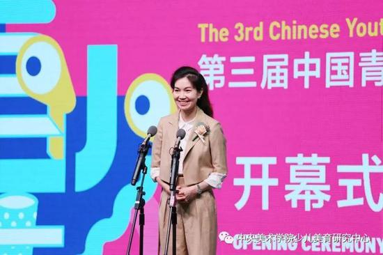 本次大展总策展人、中央美术学院教授、少儿美术教育研究中心主任、中国美术家协会少儿美术艺委会副主任兼秘书长郑勤砚女士致辞