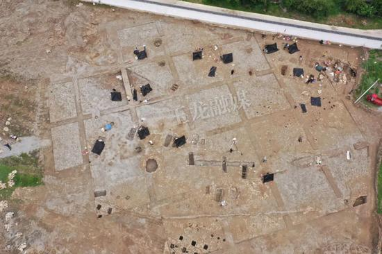 学校重建球场发现石棺 分层葬式在云南是首次发现