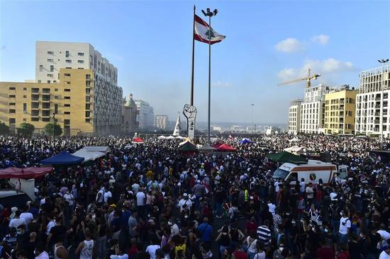  8月8日大量抗议者涌入贝鲁特 “烈士广场”（图源：法新社）