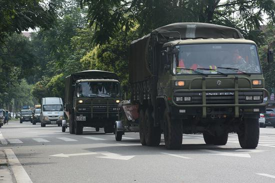  武警救援队伍在向淹没区集结