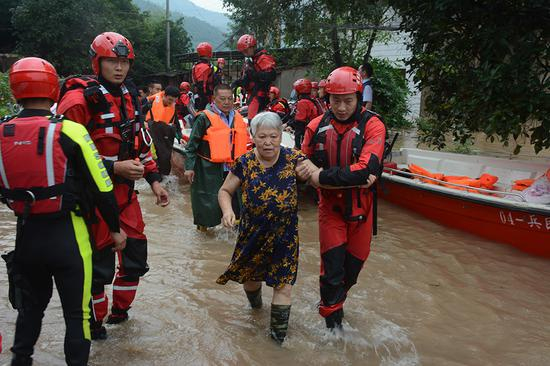 金堂白鹭岛一位老人被消防人员转移到安全地带
