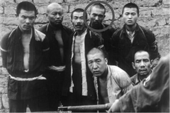  ·《一个和八个》剧照（图中灰圈是谢园）