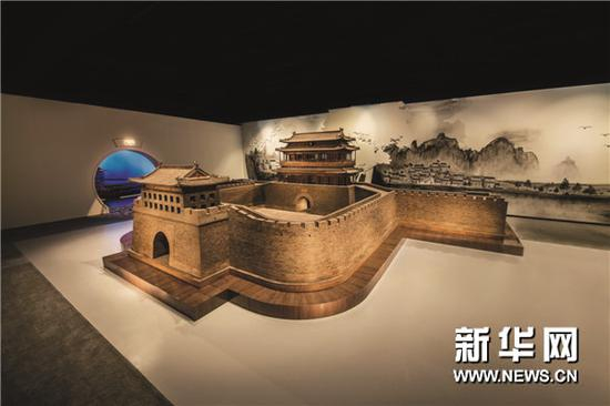  图片说明：在澳门展览的紫檀及阴沉木制永定门