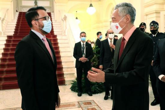 随着工人党党魁毕丹星（左）成为首位官方委任的国会反对党领袖，总理李显龙（右）也更加重视反对党的存在。