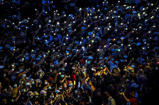 当地时间2020年8月16日，泰国曼谷，反政府示威者在曼谷民主纪念碑附近举行集会。由“自由人民”“自由青年”和泰国学生联盟等团体组织的这次集会活动，参与者数以万计。他们呼吁民主，表达对政府的不满，要求当局解散国会、重新起草宪法、停止恐吓人民。人民视觉 图