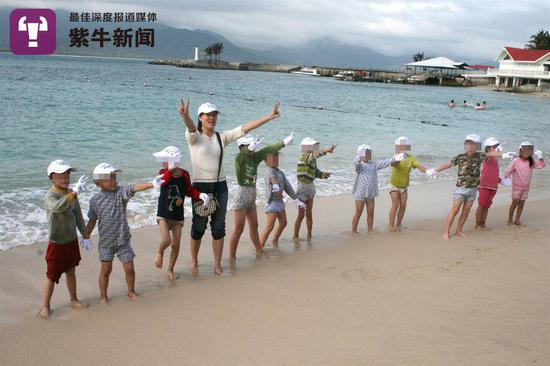 刘丽萍带着学校孩子们玩耍