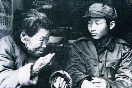 沂蒙红嫂明德英（左）