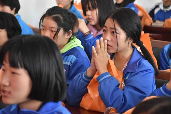 健康知识讲堂上，女生认真听讲。