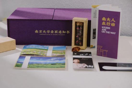 △今年南京大学本科录取通知书是一个三层式礼盒。其中还包含了一份由甘蔗渣纸包装的云南特产金边玫瑰。| 图片来源:南大招生小蓝鲸微信公众号