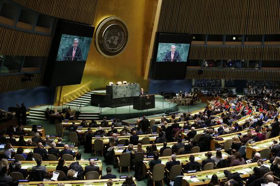 图为2019年1月28日，人们在位于纽约的联合国总部参加“国际大屠杀纪念日”纪念活动。（新华社记者李木子摄）