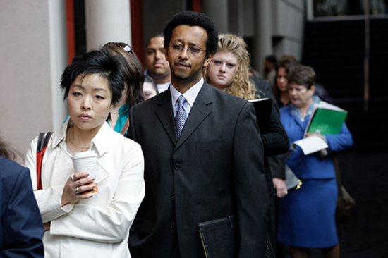 2010年4月27日，美国塔科马，市民正在排队参加就业招聘会。图|IC photo