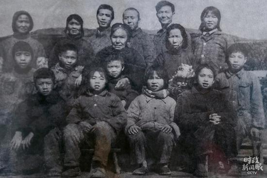 △徐解秀（中）一家人在上世纪八十年代拍的合影。