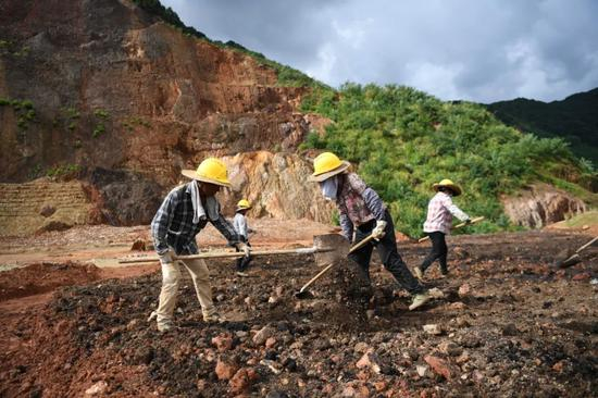 在大宝山，施工人员对土壤进行施肥改造（8月4日摄）。本报记者邓华摄