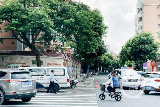  9月21日，广州番禺钟村中心小学附近，事发现场已被封锁，停有多辆警车。/记者 王敏