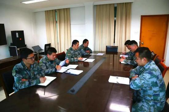 召开安全形势分析会。