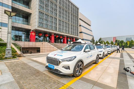 驶出狮城公园，自动驾驶旅游专线车队停在沧州博物馆前。