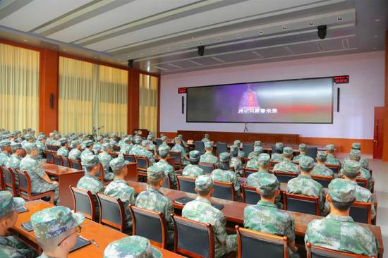  观看陈某某违规问题警示录。