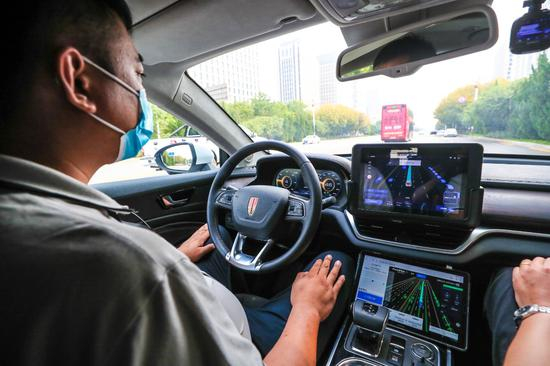 行驶过程中方向盘自动转动，安全员非特殊情况无须触碰。