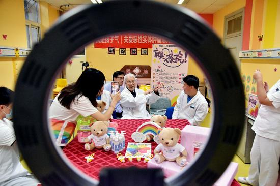 今年“六一”儿童节，张金哲参加直播，为患儿变魔术