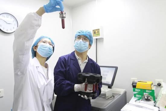 李赛和第一作者宋雨桐在实验室。