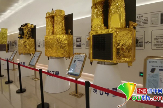 长光卫星曾经发射过的多类卫星模型。中国青年网记者 张瑞玲摄