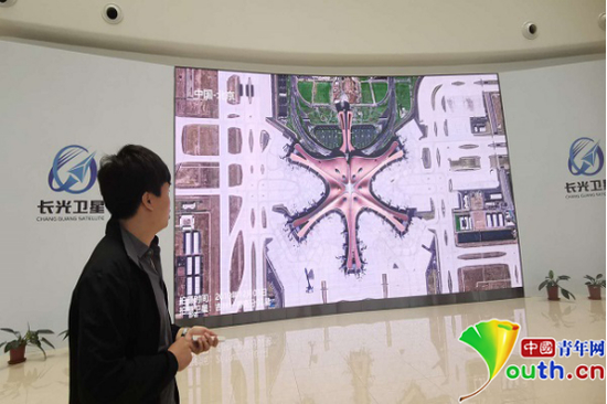 长光卫星办公室副主任狄特介绍长光卫星拍摄大兴国际机场的情况。中国青年网记者 张瑞玲摄