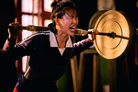  白浪饰球员郎平，全力训练，神还原母亲“铁榔头”拼搏风采。