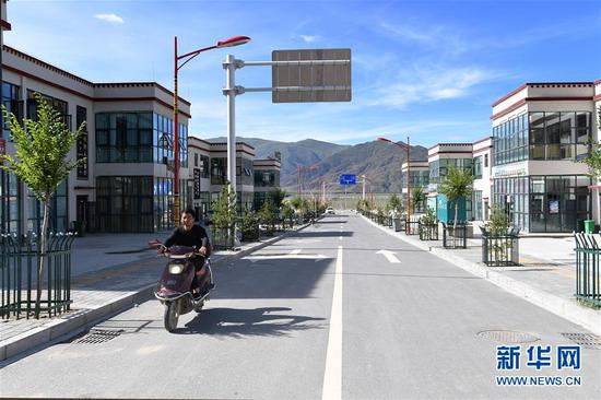位于贡嘎县森布日的易地搬迁新村内街巷干净整洁（8月7日摄）。 新华社记者 李贺 摄