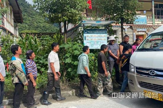 西藏自治区林芝市墨脱县米日村村民排队乘车。西藏自治区交通运输厅 供图