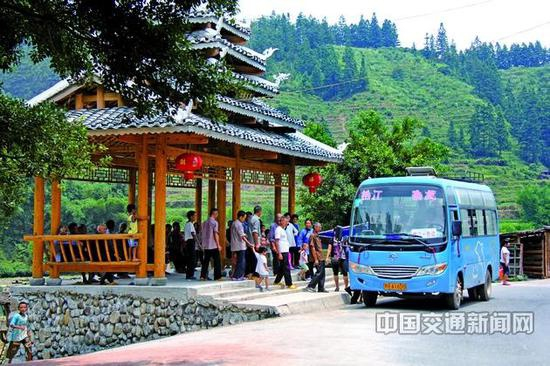 贵州省黔东南苗族侗族自治州榕江县群众有序上车（拍摄于2019年）。