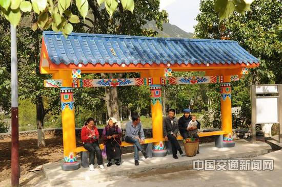  村民在四川省阿坝藏族羌族自治州金川县农村客运招呼站等车（拍摄于2019年）。