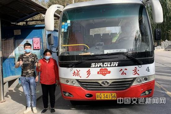 新疆喀什岳普湖县铁热木镇赛福力科瑞克村通了客车。 特约记者 刘俊 摄