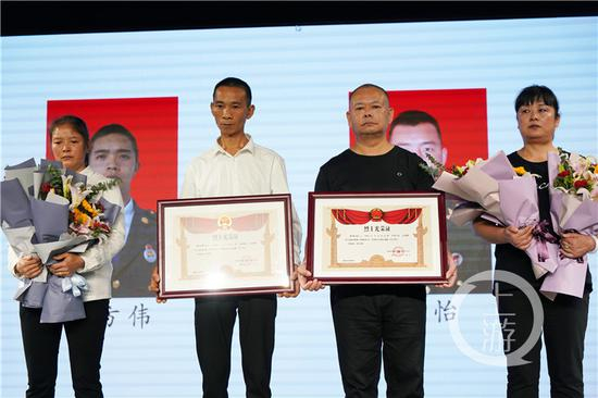 烈士陈怡的父母（右一、右二）接过儿子的烈士光荣证