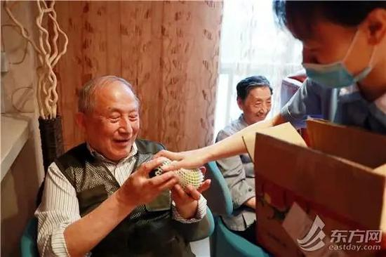  △ 收到橘子的罗爷爷