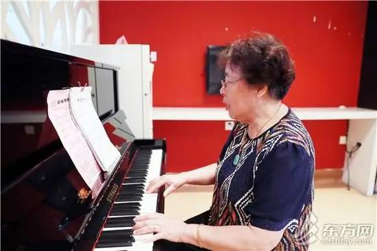  △ 弹钢琴的施奶奶