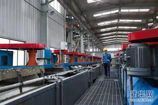 在甘肃省酒泉市肃北蒙古族自治县亚峰矿业有限公司，工人在生产线上作业（8月4日摄）。新华社记者 马希平 摄