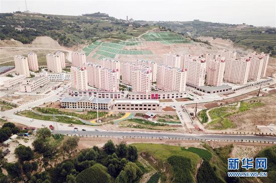甘肃省临夏回族自治州东乡族自治县城南区易地扶贫搬迁安置小区（8月3日摄，无人机照片）。新华社记者 范培珅 摄