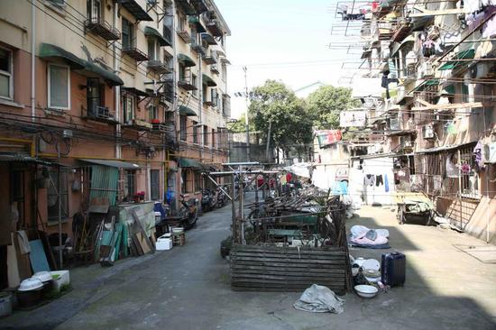 乐山市民村改造前，垃圾遍地宛如棚户