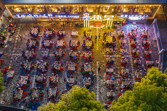 2020年5月15日，湖北襄阳市樊城区一家大型小龙虾主题美食店前座无虚席。图|IC photo
