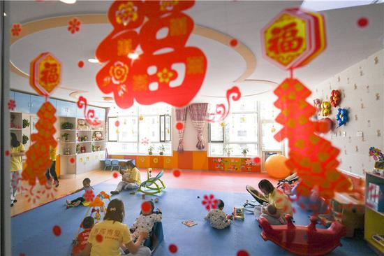 在内蒙古呼和浩特市儿童福利院，教职工在陪伴儿童们玩耍（2019年5月28日摄）。新华社记者 王靖 摄