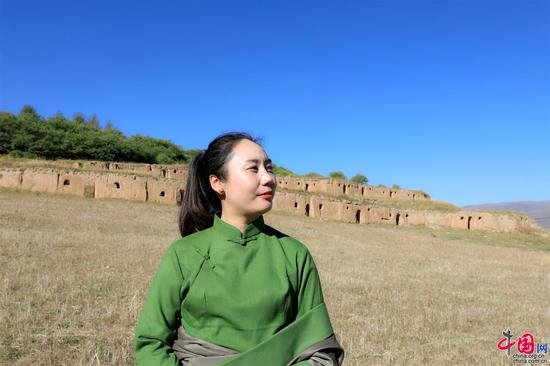 拉珍站在十八军窑洞群遗址前。中国网记者胡俊 摄