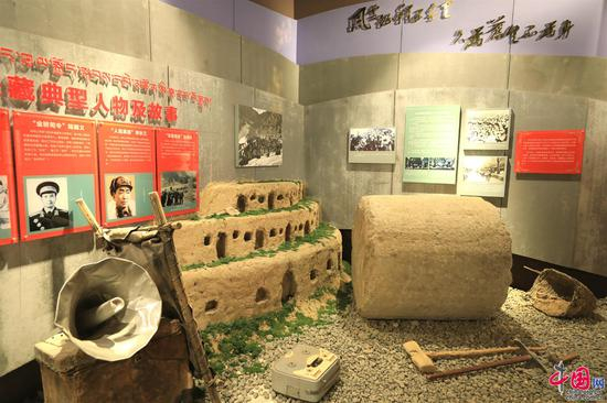 十八军将士建设甘孜机场时用过的石碾、斧头、锤子等原始工具。中国网记者胡俊 摄