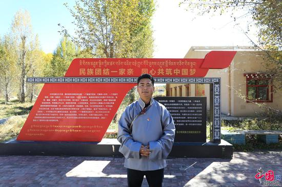 老红军的后人，甘孜县文化广播电视和旅游局副局长苏呷。中国网记者胡俊 摄